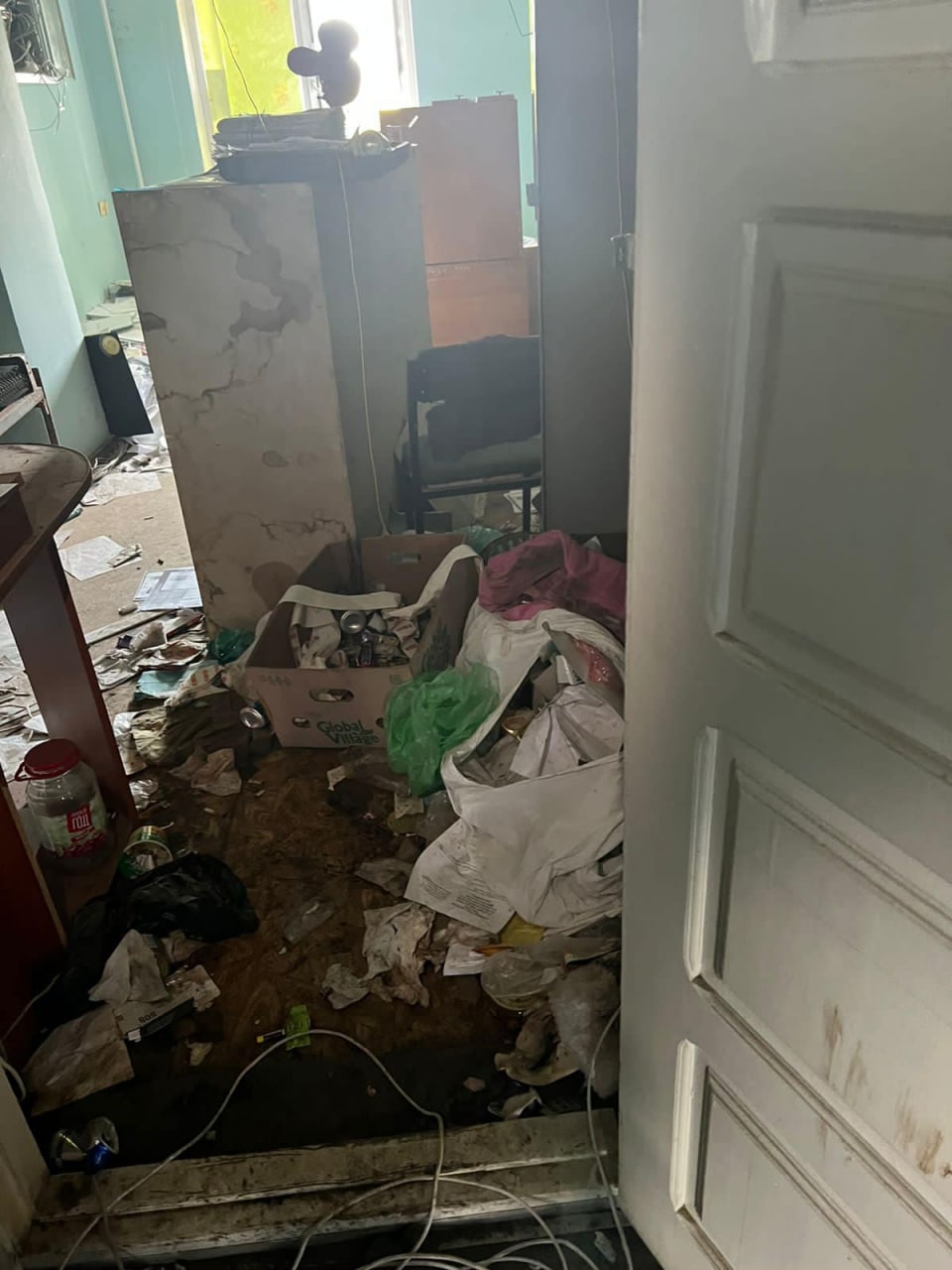 Варили самогон в райотделах: показали, как жили оккупанты в Харьковской области